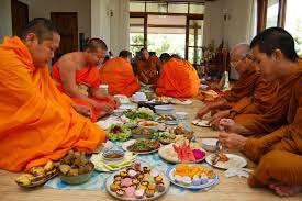 ฝันเห็นพระสงฆ์ฉันภัตตาหาร ฝันเห็นพระฉันข้าว