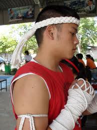 ฝันว่ามีผู้เอามงคลด้ายสายสิญจน์มาคล้องสวมศรีษะตนเอง